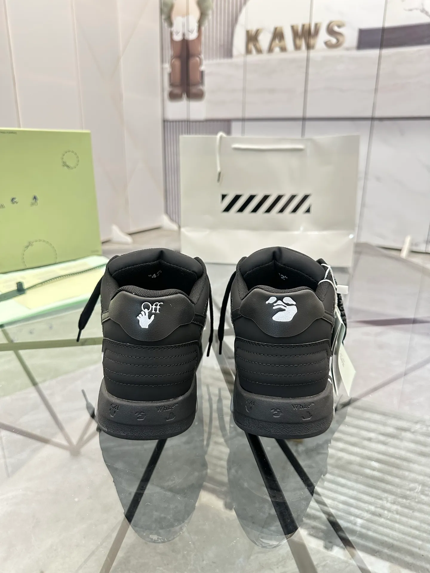 Selling men's shoes 💰: 💰P600¥ High-end top quality (leather buckle plus 10) Product trademark: OFF WHITE * "OFF WHITE*" low-top casual shoes Regular size: 35-45 (can be customized to 46) Couple style Product material: imported first-layer cowhide leather upper, breathable lining, original outsole. No.: H203